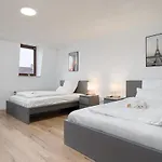 Einfach Aber Sehr Komfortabel - Fuer 12 Personen - 2xwc - Gruppen, Messe, Monteure, Studenten - Voll Ausgestattet - 6 Betten 140x200cm Hochwertig, 3 Smart-tv 55 Zoll Netflix, 1000 Mbit Wlan, Voll Ausgestattete Kueche Apartmán Duisburg