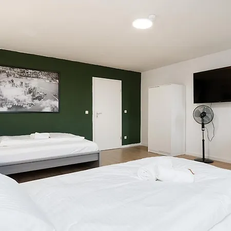 Einfach Aber Sehr Komfortabel - Fuer 12 Personen - 2xwc - Gruppen, Messe, Monteure, Studenten - Voll Ausgestattet - 6 Betten 140x200cm Hochwertig, 3 Smart-tv 55 Zoll Netflix, 1000 Mbit Wlan, Voll Ausgestattete Kueche 아파트 뒤스부르크