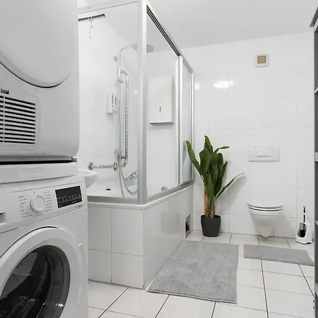 아파트 Einfach Aber Sehr Komfortabel - Fuer 12 Personen - 2xwc - Gruppen, Messe, Monteure, Studenten - Voll Ausgestattet - 6 Betten 140x200cm Hochwertig, 3 Smart-tv 55 Zoll Netflix, 1000 Mbit Wlan, Voll Ausgestattete Kueche