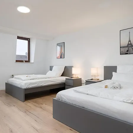 Einfach Aber Sehr Komfortabel - Fuer 12 Personen - 2xwc - Gruppen, Messe, Monteure, Studenten - Voll Ausgestattet - 6 Betten 140x200cm Hochwertig, 3 Smart-tv 55 Zoll Netflix, 1000 Mbit Wlan, Voll Ausgestattete Kueche 아파트 뒤스부르크