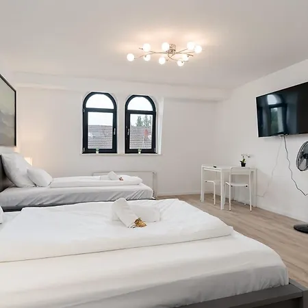 아파트 Einfach Aber Sehr Komfortabel - Fuer 12 Personen - 2xwc - Gruppen, Messe, Monteure, Studenten - Voll Ausgestattet - 6 Betten 140x200cm Hochwertig, 3 Smart-tv 55 Zoll Netflix, 1000 Mbit Wlan, Voll Ausgestattete Kueche