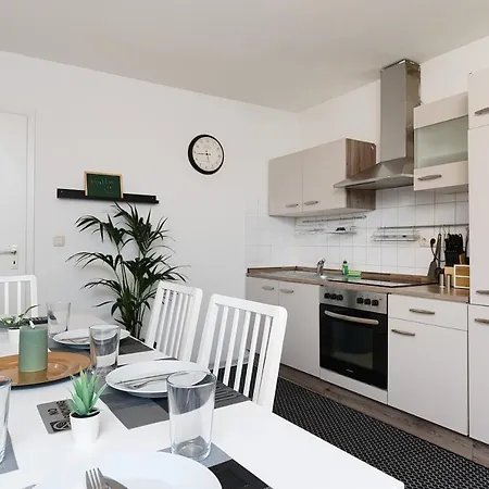Appartement Einfach Aber Sehr Komfortabel - Fuer 12 Personen - 2xwc - Gruppen, Messe, Monteure, Studenten - Voll Ausgestattet - 6 Betten 140x200cm Hochwertig, 3 Smart-tv 55 Zoll Netflix, 1000 Mbit Wlan, Voll Ausgestattete Kueche Duisburg