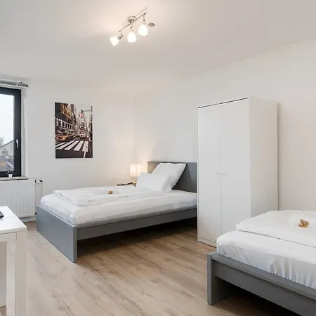 Federnest living - Wohnung für 12 Personen - 2xWC - Gruppen, Messe, Monteure, Studenten - Voll ausgestattet - 6 Betten 140x200cm hochwertig, 3 Smart-TV 55 Zoll Netflix, 1000 Mbit WLAN, voll ausgestattete Küche *
