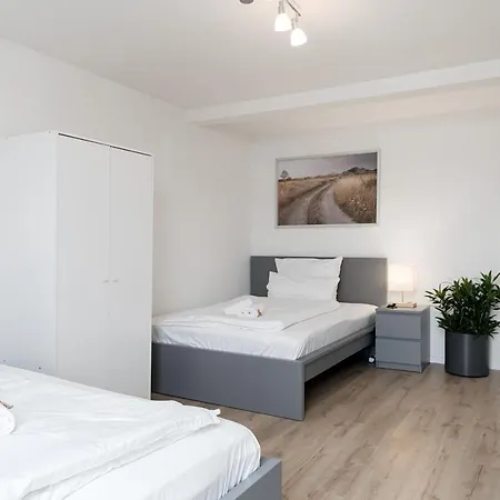 Federnest living - Wohnung für 12 Personen - 2xWC - Gruppen, Messe, Monteure, Studenten - Voll ausgestattet - 6 Betten 140x200cm hochwertig, 3 Smart-TV 55 Zoll Netflix, 1000 Mbit WLAN, voll ausgestattete Küche *