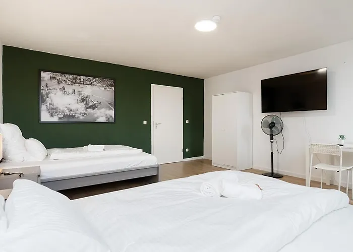Einfach Aber Sehr Komfortabel - Fuer 12 Personen - 2xwc - Gruppen, Messe, Monteure, Studenten - Voll Ausgestattet - 6 Betten 140x200cm Hochwertig, 3 Smart-tv 55 Zoll Netflix, 1000 Mbit Wlan, Voll Ausgestattete Kueche Lejlighed Duisburg