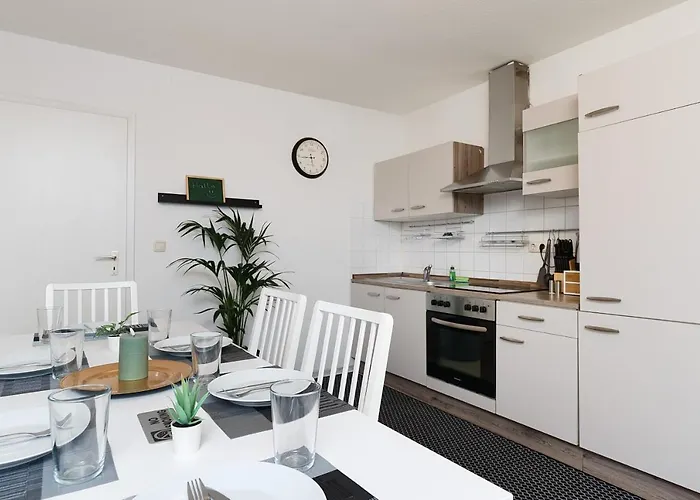 شقة Einfach Aber Sehr Komfortabel - Fuer 12 Personen - 2xwc - Gruppen, Messe, Monteure, Studenten - Voll Ausgestattet - 6 Betten 140x200cm Hochwertig, 3 Smart-tv 55 Zoll Netflix, 1000 Mbit Wlan, Voll Ausgestattete Kueche دوسبرغ